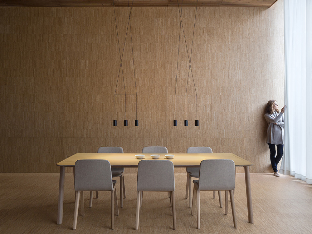 Lámpara salón techo Wireflow lineal 0338 de Vibia: diseño de Arik Levy con 6 focos LED en Mobel 6000