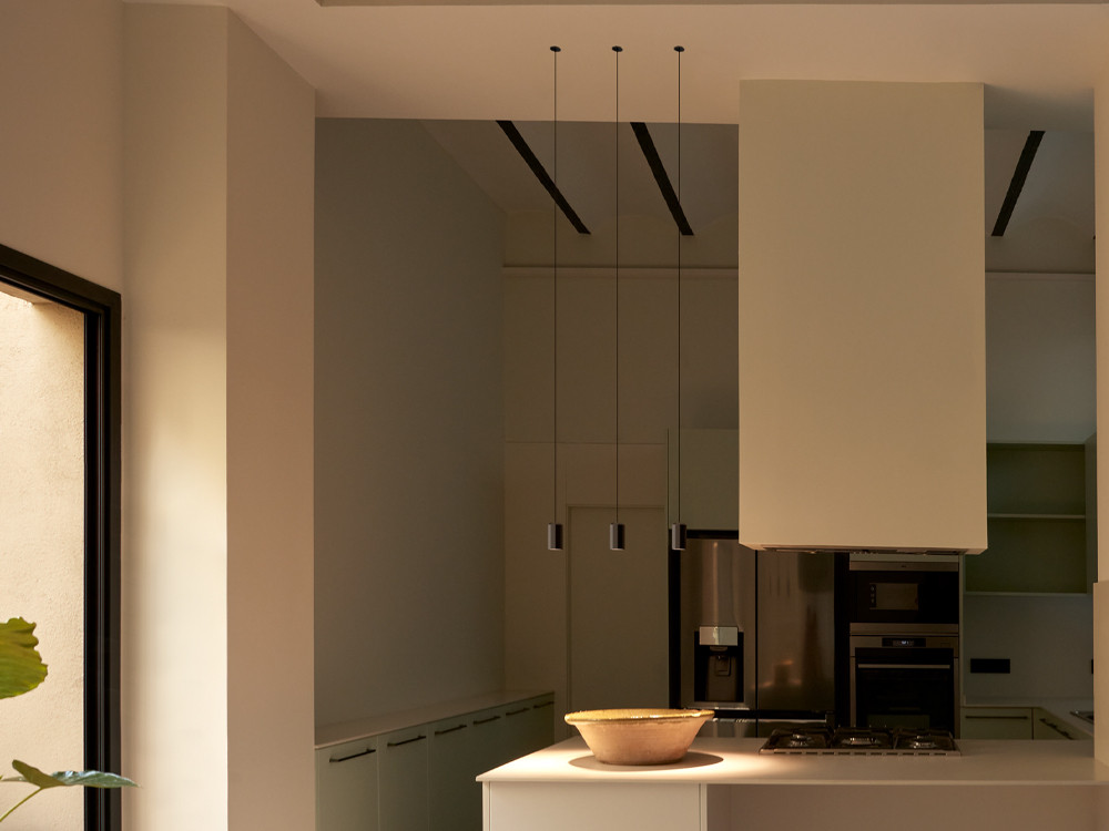 Mobel 6000: lámpara salón techo Vibia Wireflow Free, materialidad consciente y diseño intemporal de un foco