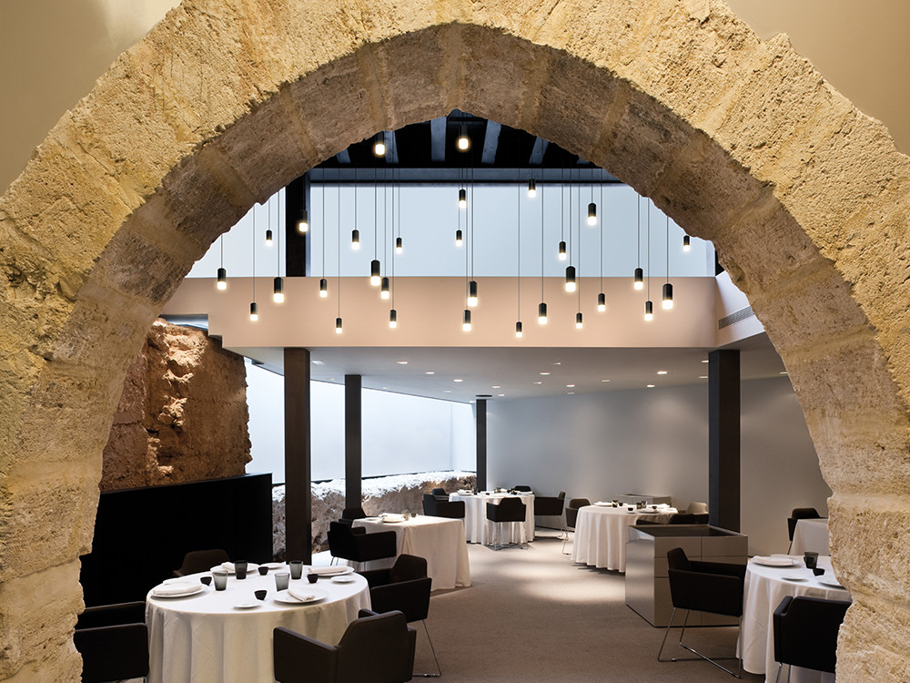 Diseño de iluminación con Vibia Wireflow Free: un foco con vidrio prensado de venta en Mobel 6000