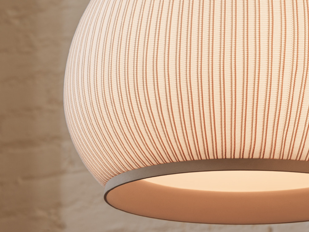 Mobel 6000: lámpara de pie Knit de Vibia, sofisticación textil en 3 tamaños para el bienestar