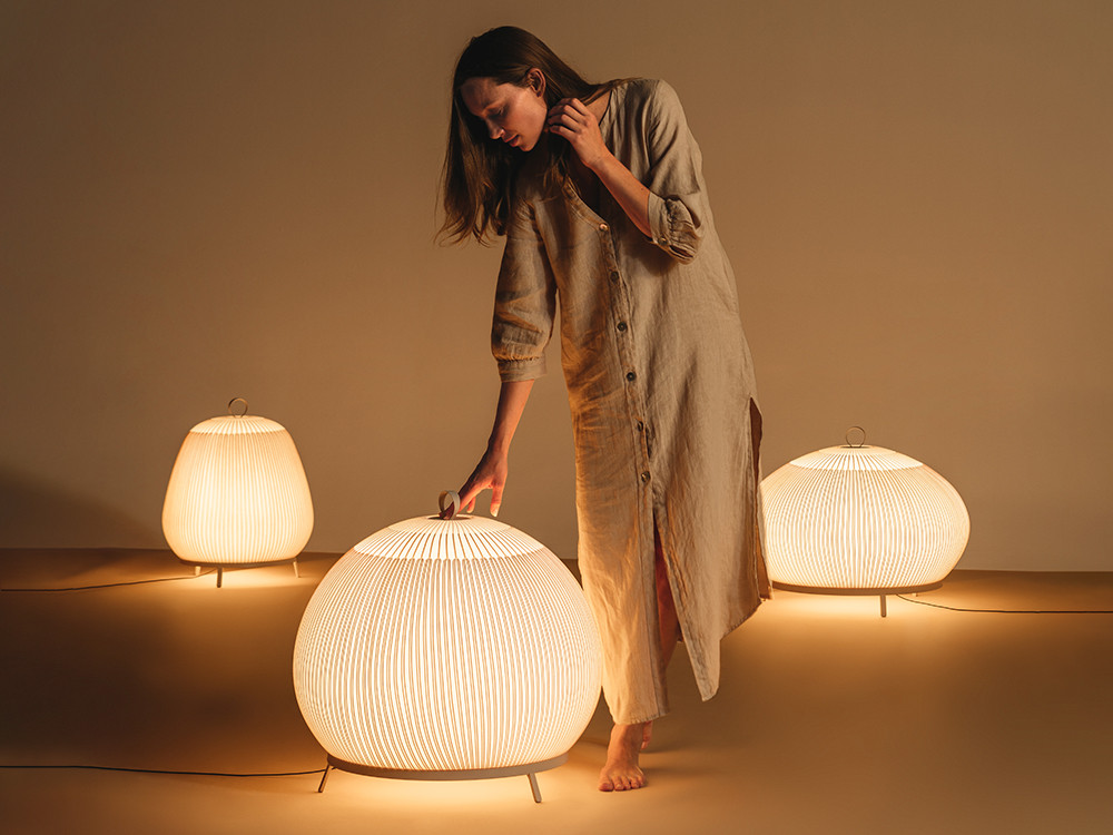 Lámpara de sobremesa Knit de Vibia: diseño textil de Meike Harde en Mobel 6000