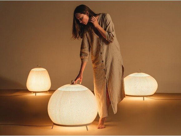 Lámpara de sobremesa Knit de Vibia: diseño textil de Meike Harde en Mobel 6000