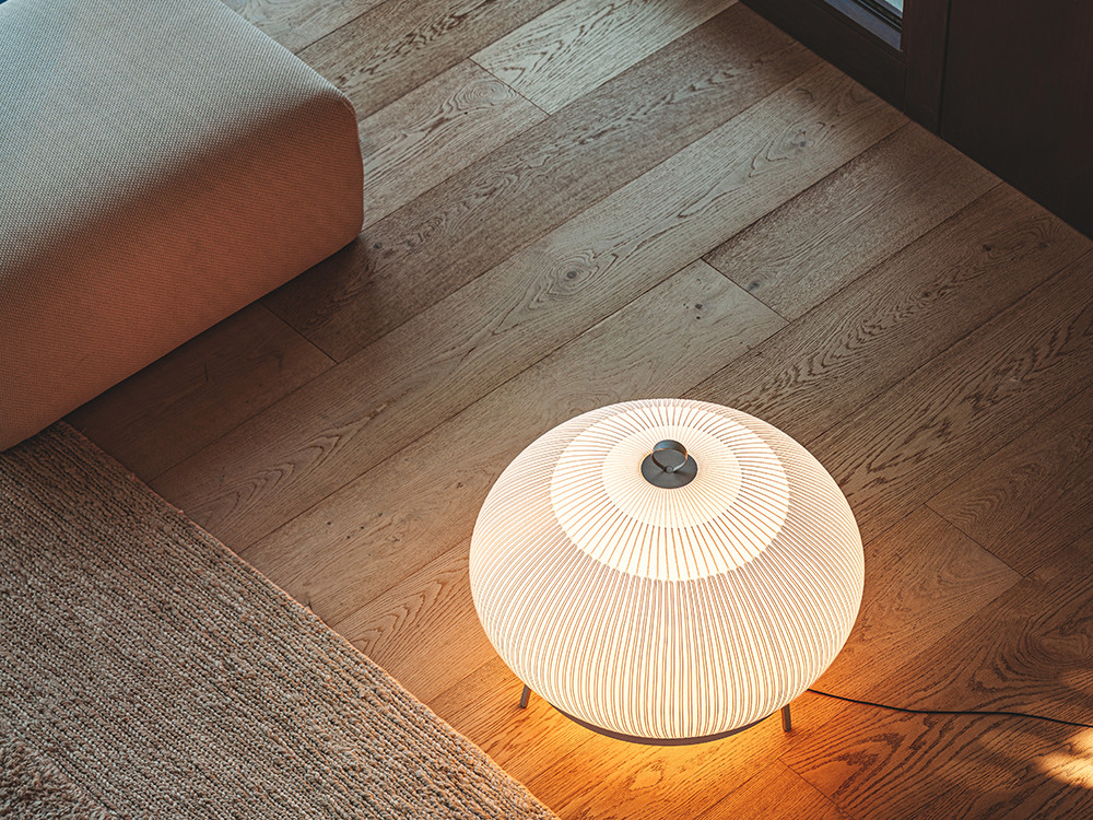 Mobel 6000: lámpara de sobremesa Knit, el lenguaje de las emociones de Vibia en 3 tamaños