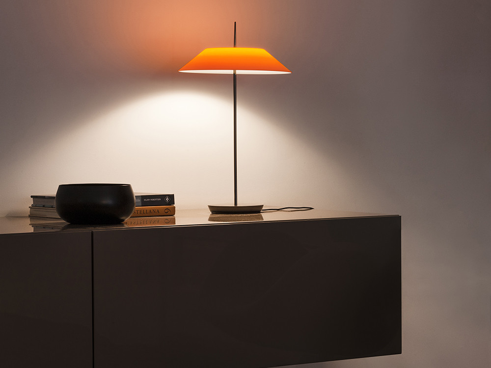 Lámpara de sobremesa Mayfair PMMA de Vibia: diseño en color verde o naranja y base de metal en Mobel 6000