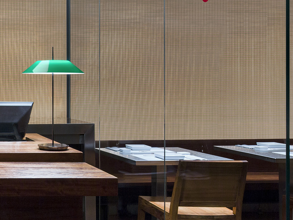 Mobel 6000: lámpara de sobremesa Vibia Mayfair, diseño esencial con pantalla PMMA y base metálica duradera