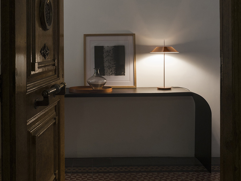 Lámpara de sobremesa Mayfair de Vibia: diseño de Diego Fortunato con estructura metálica en Mobel 6000