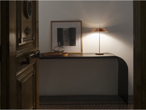 Lámpara de sobremesa Mayfair de Vibia: diseño de Diego Fortunato con estructura metálica en Mobel 6000