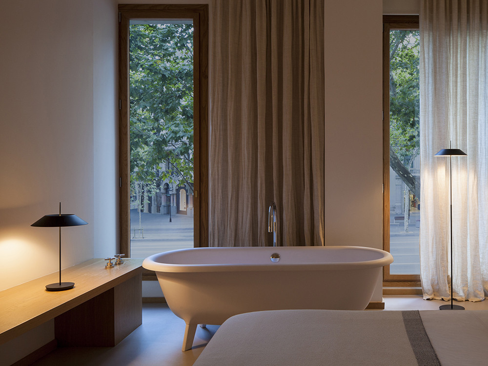 Mobel 6000: lámpara de sobremesa Mayfair por Diego Fortunato, el equilibrio perfecto de luz y metal