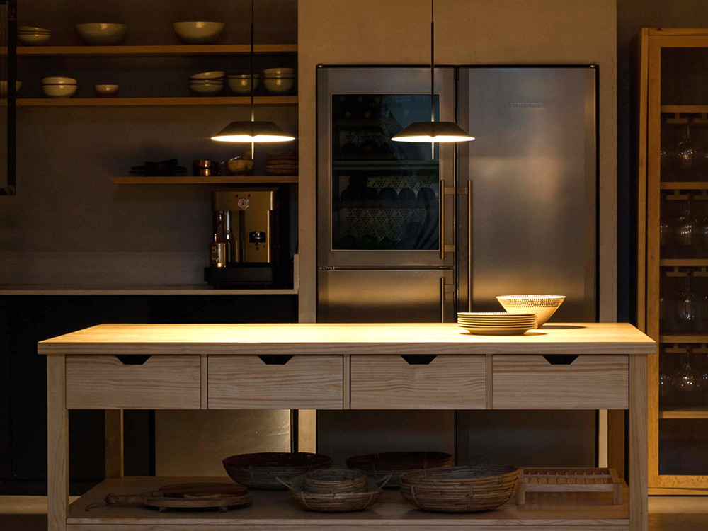 Mobel 6000: elegante lámpara salón Mayfair de Vibia, materialidad consciente para un impacto positivo