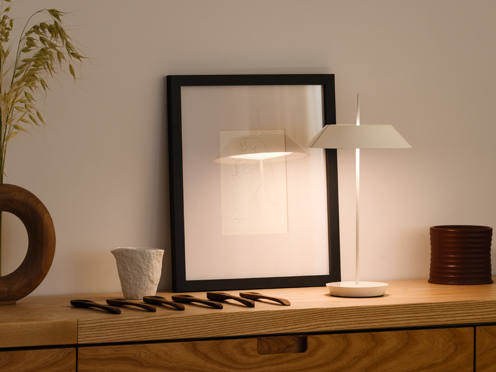 Lámpara de sobremesa Mayfair Mini de Vibia: diseño portátil de Diego Fortunato con batería en Mobel 6000