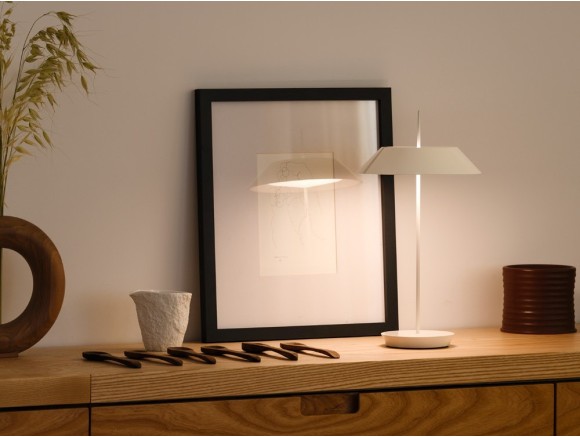 Lámpara de sobremesa Mayfair Mini de Vibia: diseño portátil de Diego Fortunato con batería en Mobel 6000