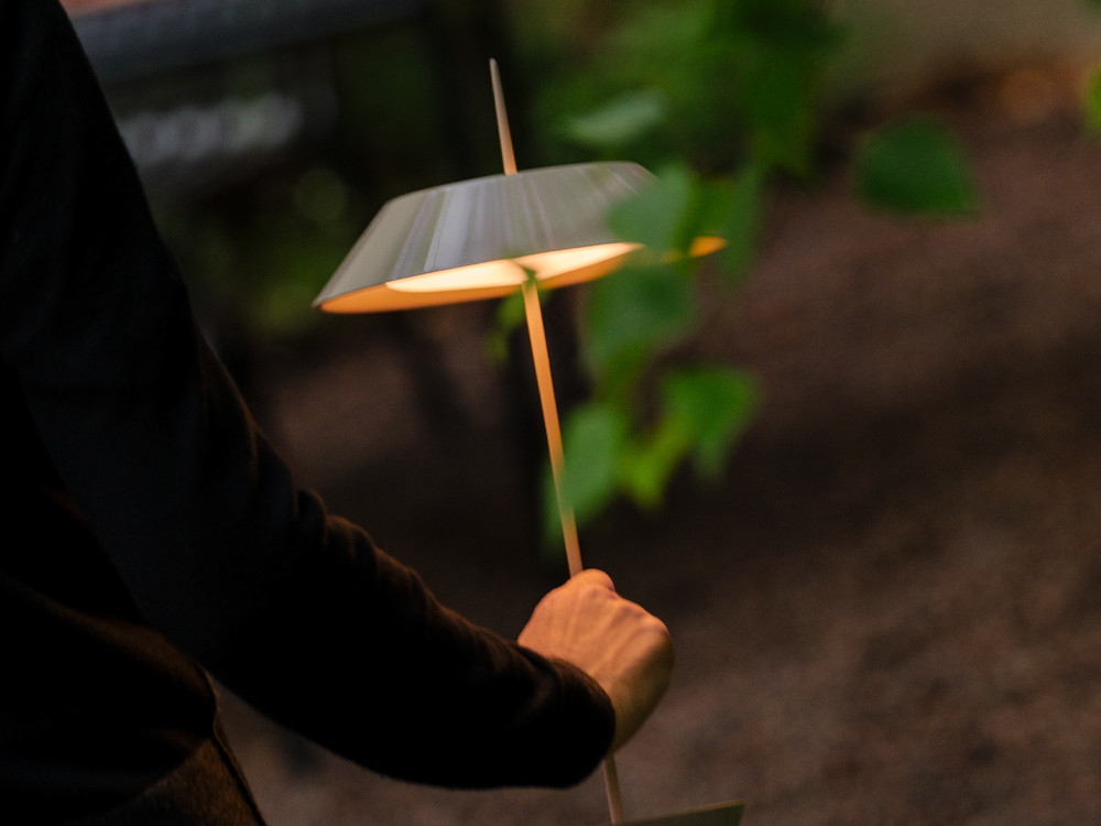 Mobel 6000: lámpara de sobremesa Mayfair Mini, diseño de Vibia para iluminación exterior y bienestar