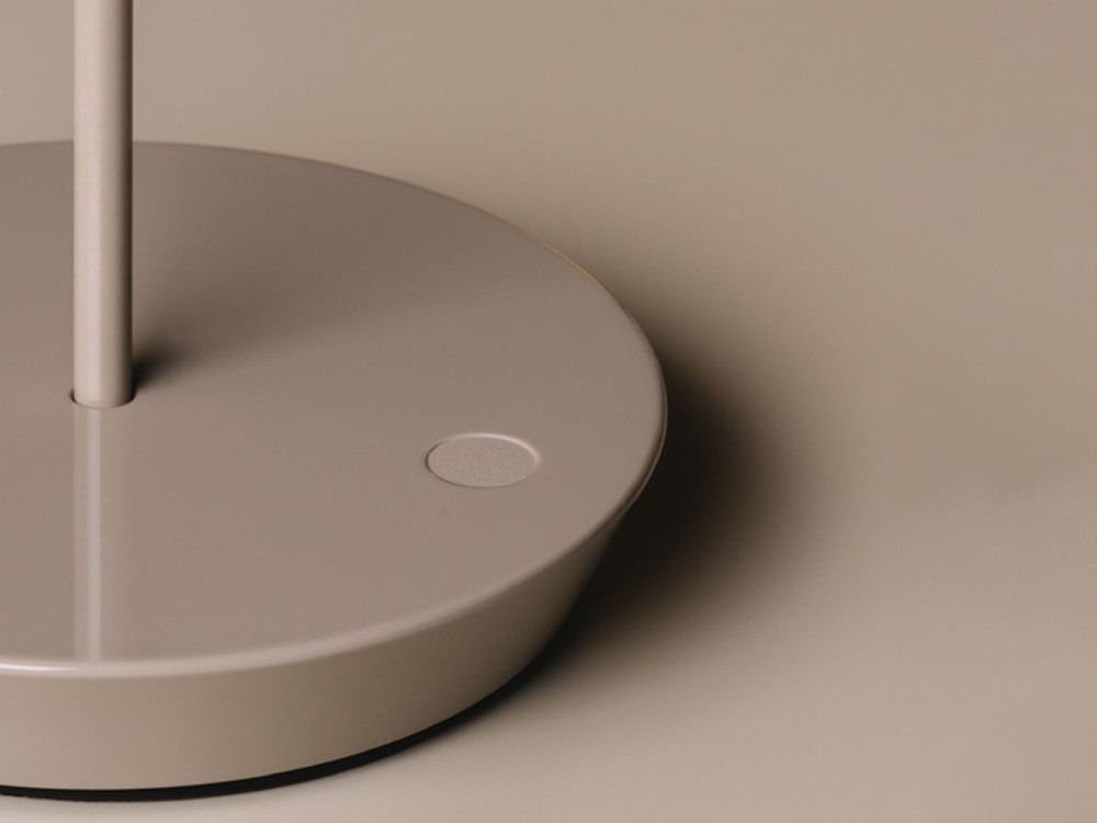 Lámpara de sobremesa portátil Mayfair Mini de Vibia: bienestar e iluminación táctil para exteriores en Mobel 6000