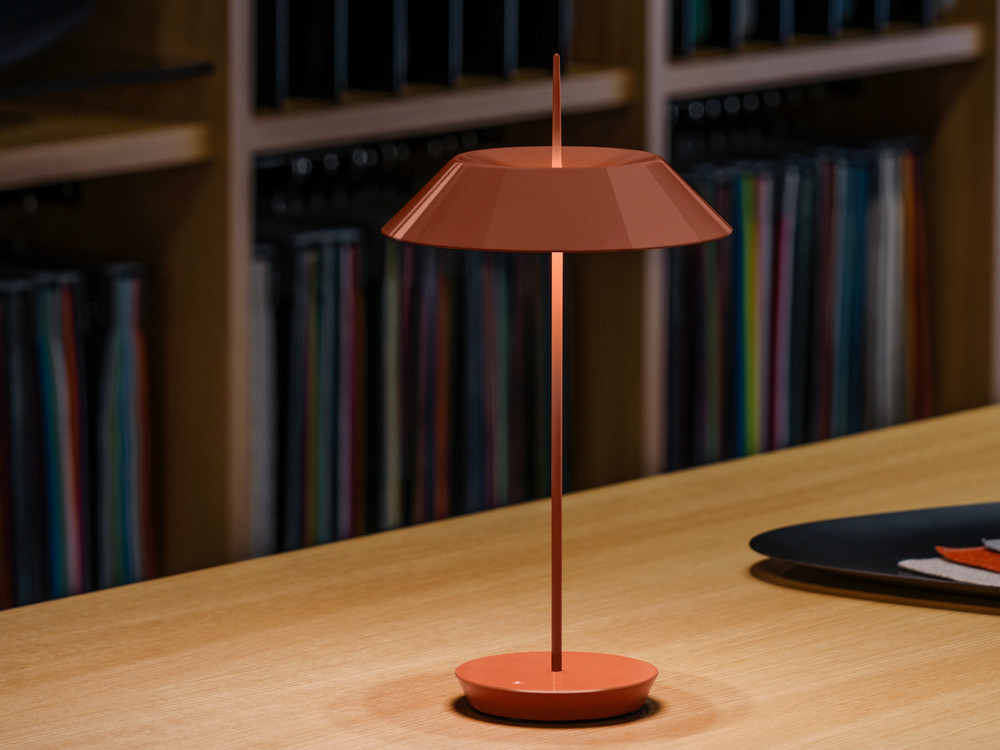 Lámpara de sobremesa Mayfair Mini de Vibia: sofisticación de Diego Fortunato para proyectos eficientes en Mobel 6000