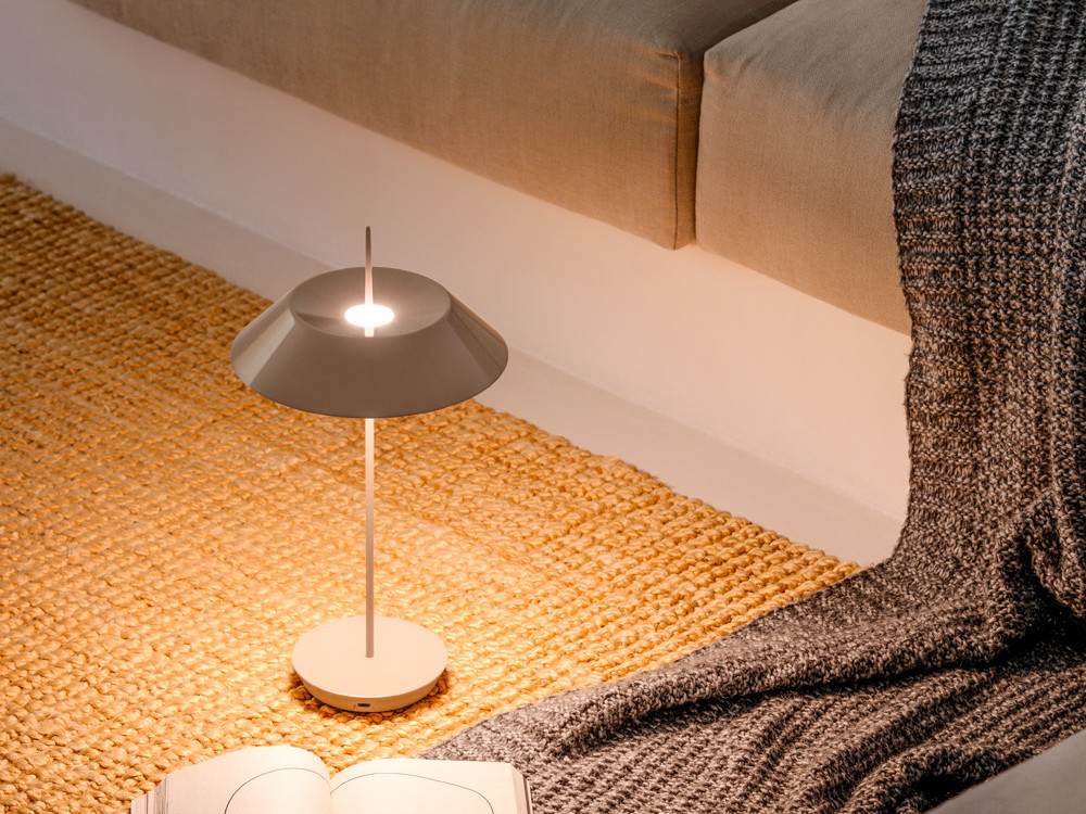 Mobel 6000: portátil Mayfair Mini de Vibia, materialidad consciente y luz suave en varios acabados