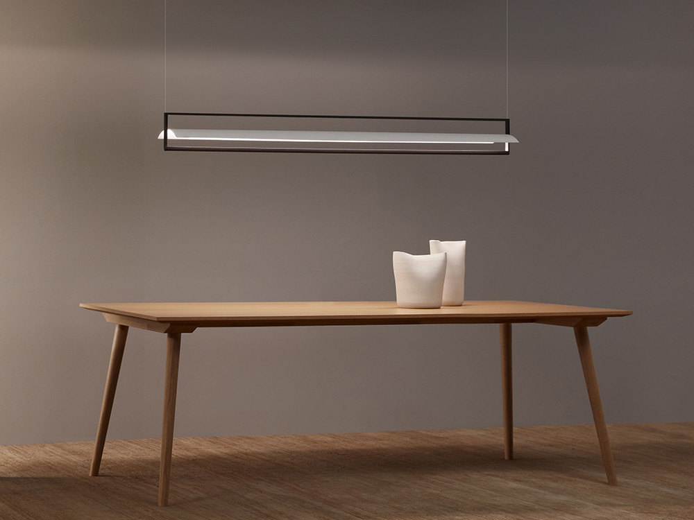 Lámpara de techo Kontorno de Vibia: la armonía del metal curvado de autor disponible en Mobel 6000