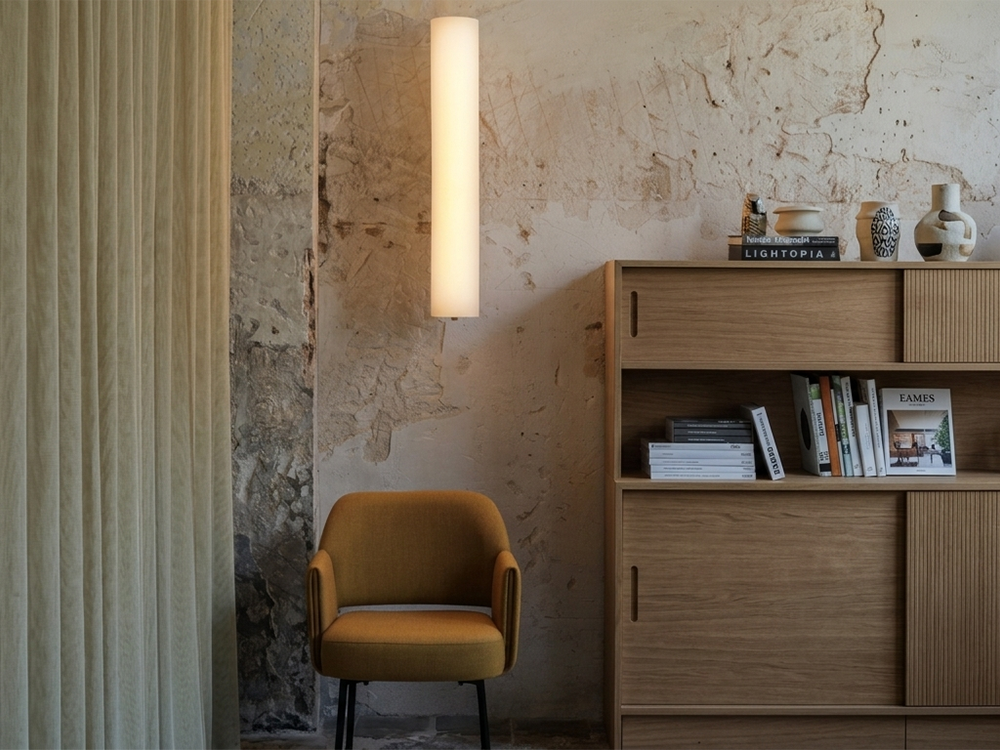 Aplique de pared Vibia Kontorno por Sebastian Herkner con pantalla de vidrio opal en Mobel 6000