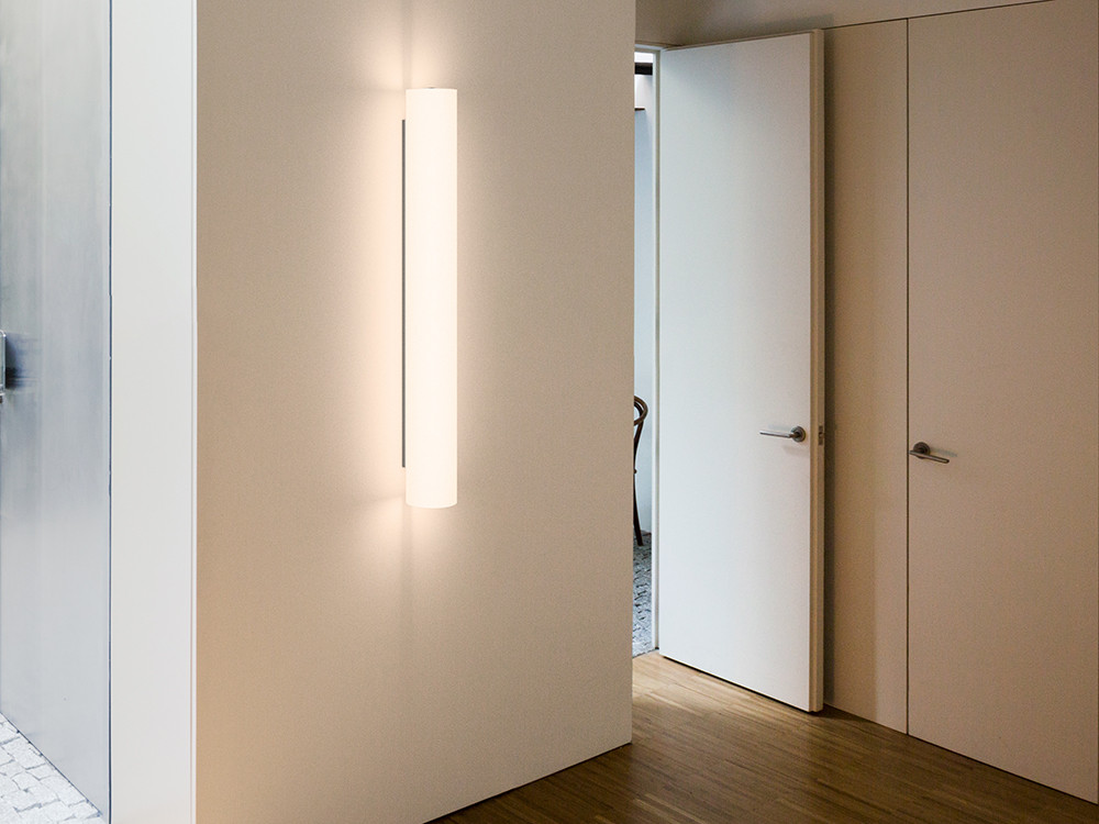 Diseño de iluminación con Vibia: aplique Kontorno de Sebastian Herkner en dos tamaños disponible en Mobel 6000