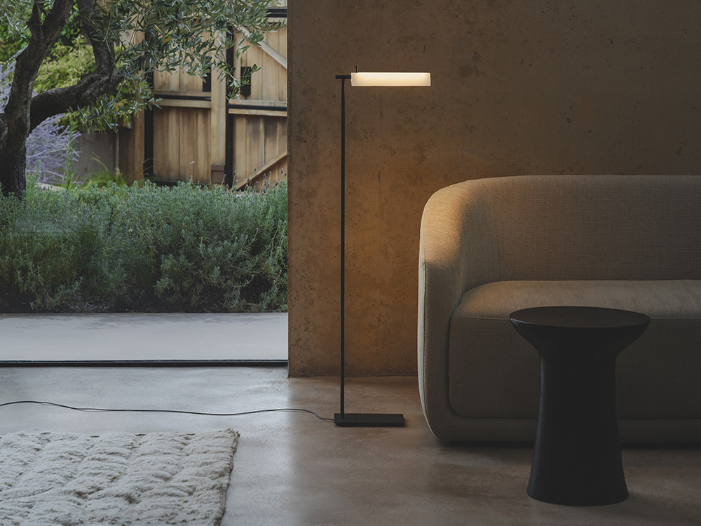 Lámpara de pie Asia de Vibia: diseño de Antoni Arola con pantalla de vidrio lacado en Mobel 6000