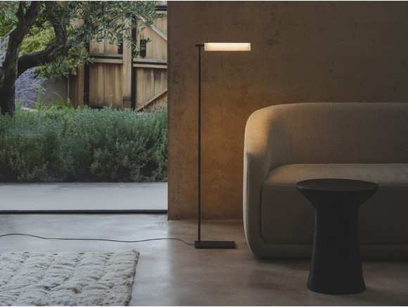 Lámpara de pie Asia de Vibia: diseño de Antoni Arola con pantalla de vidrio lacado en Mobel 6000