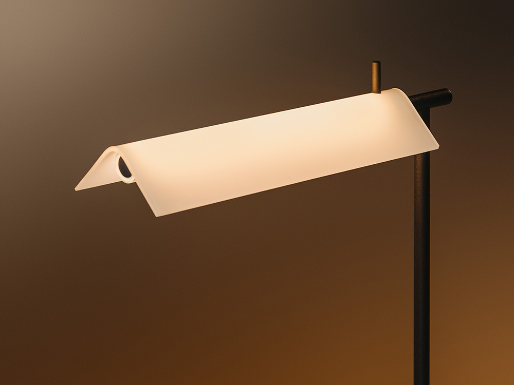 Mobel 6000: lámparas de diseño Vibia Asia, materialidad consciente y pie de metal en varios colores