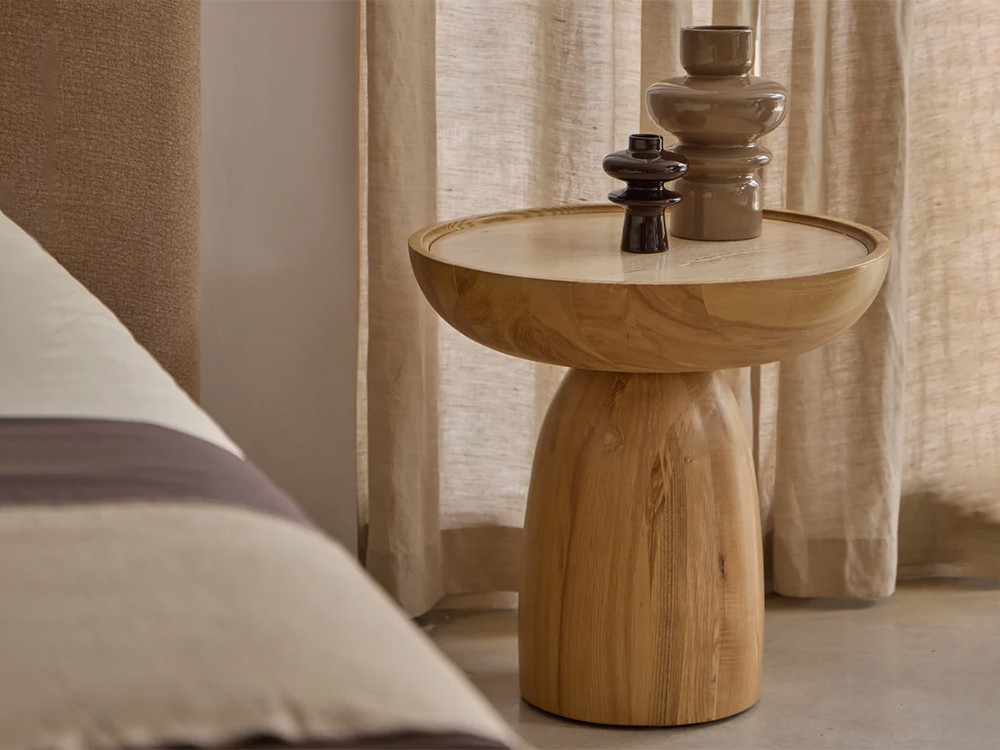 Mesa auxiliar salón Ria de Unika: elegante diseño con sobre porcelánico Travertino y base de roble en Mobel