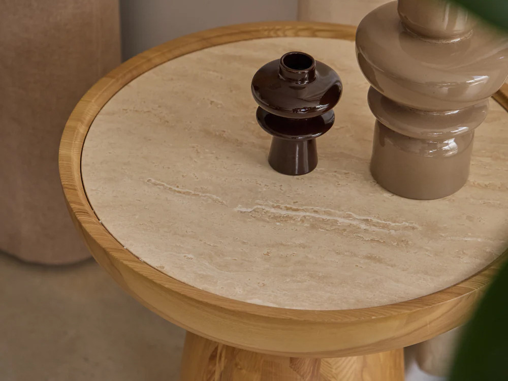 Mobel 6000: mesa auxiliar sofá Ria de Unika, materialidad de lujo en porcelánico y chapa natural de roble