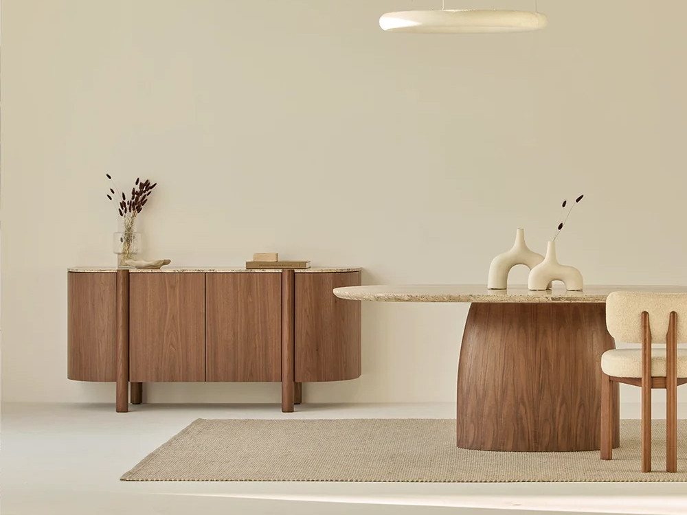 Aparador bajo salón Lily de Unika: diseño en chapa natural de nogal y sobre efecto mármol travertino en Mobel 6000