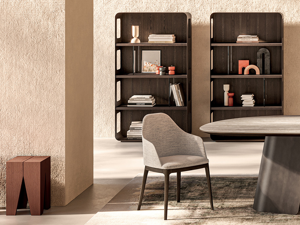 Mueble librería Academy por Devina Nais: estantes de roble que dibujan juegos de luces y sombras en el salón en Mobel 6000