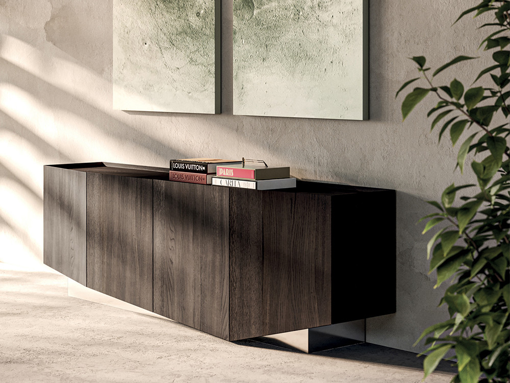Aparador bajo Cleo por Devina Nais: elegancia en chapa de roble y zócalo espejo para salones de diseño en Mobel 6000