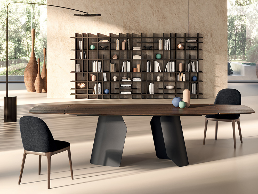 Mesa de comedor Manhattan Barrel X Ego de Devina Nais: sobre de chapa natural de roble y base de hierro en Mobel 6000