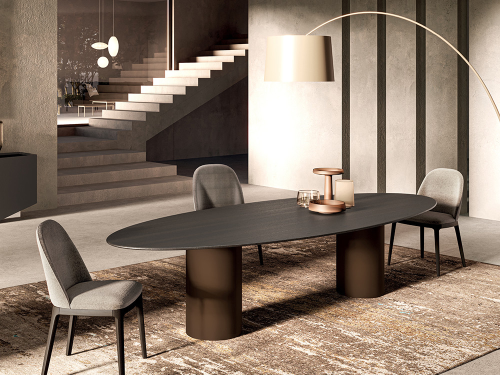 Mesa de comedor ovalada Caleido Pillar de Devina Nais: sobre de roble y base de hierro en Mobel 6000