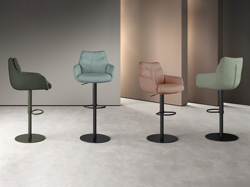 Exclusivo taburete de diseño Fiona de Nacher: asiento giratorio tapizado y base elevable con reposapiés en Mobel 6000