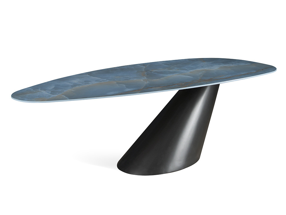 Mobel 6000: elegante mesa comedor porcelánico Maui Uña, pieza de diseño nacional con base escultórica de metal lacado