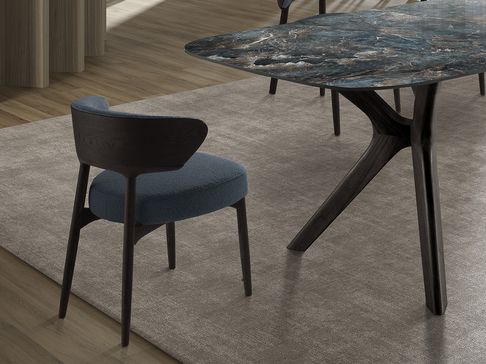 Sillas de diseño para salón: modelo Elba de Nacher, la calidez de la madera y el confort textil en Mobel 6000