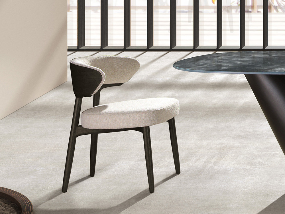 Silla de madera Elba de Nacher: diseño de fabricación española con asiento y respaldo tapizados en Mobel 6000