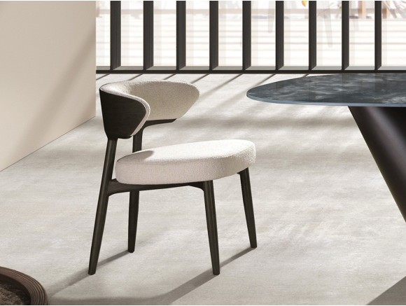 Silla de madera Elba de Nacher: diseño de fabricación española con asiento y respaldo tapizados en Mobel 6000