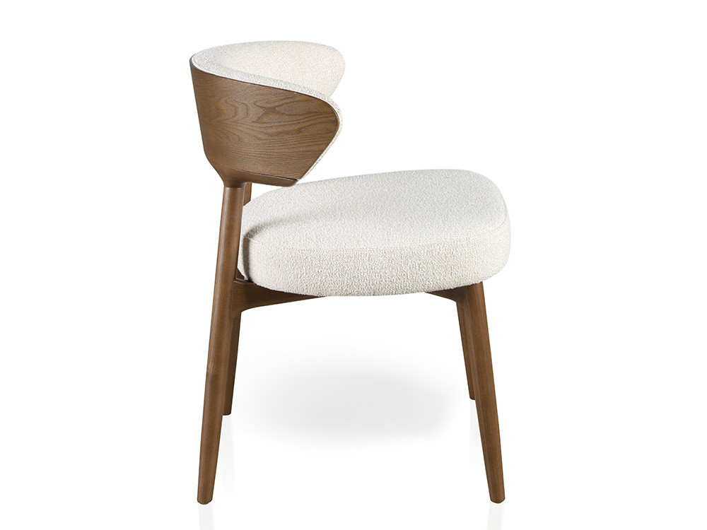 Mobel 6000: silla tapizada Elba de Nacher, maestría en madera teñida y tejidos seleccionados a medida