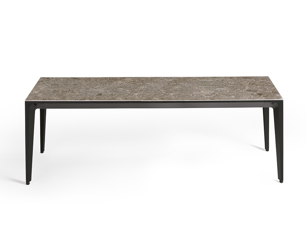 Mesa auxiliar de diseño Kuki: versatilidad de Nacher con sobre porcelánico premium para Mobel 6000
