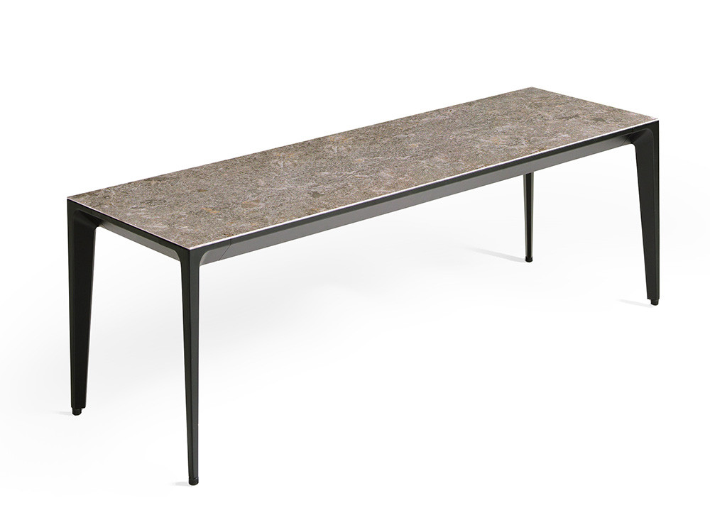 Mobel 6000: mesa auxiliar salón Kuki por Nacher, elegancia nacional con estructura de metal lacado