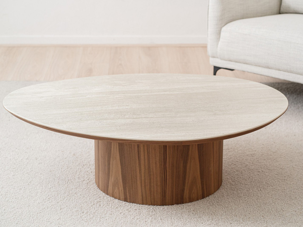 Mesa de centro de diseño Nat Cerámico de VP Interiorismo: estructura de chapa nogal y sobre de formas orgánicas en Mobel 6000