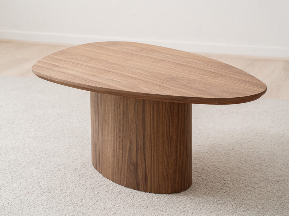 Mesa de centro en madera moderna Nat de VP Interiorismo: sofisticada pieza de nogal para muebles en Madrid