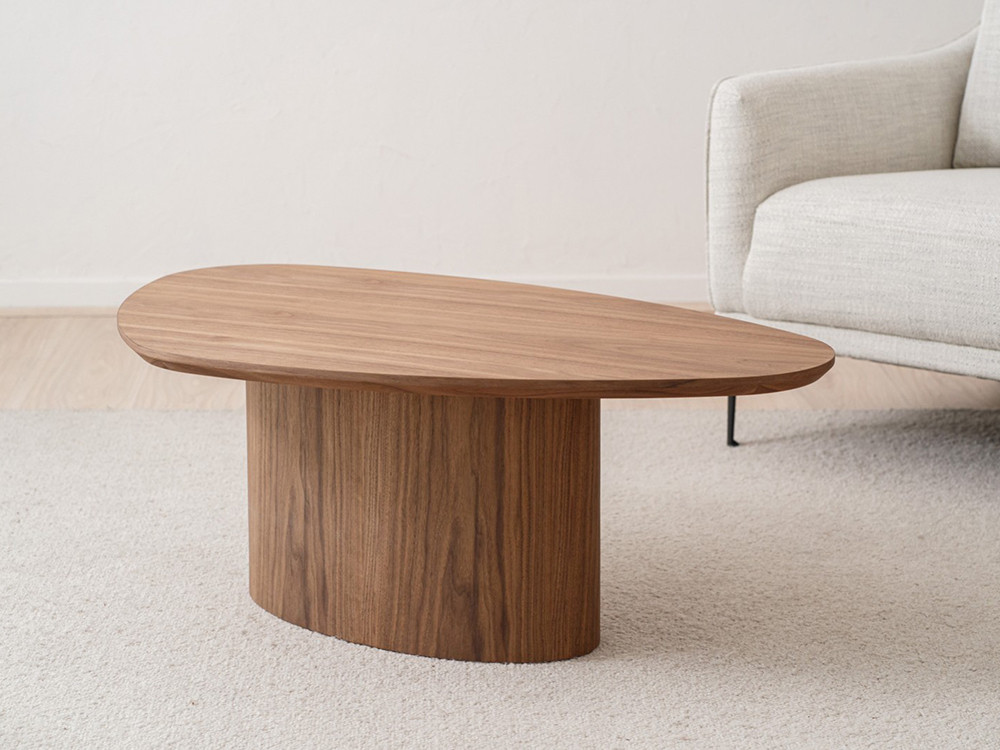 Mesa de centro de diseño Nat Nogal de VP Interiorismo: elegancia en chapa de nogal con formas orgánicas en Mobel 6000