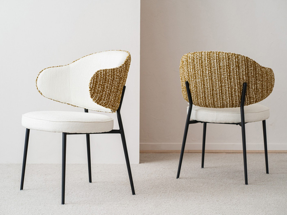 Sillas de comedor Cloe de VP Interiorismo: set de 2 unidades con tapizado bicolor blanco y mostaza en Mobel 6000