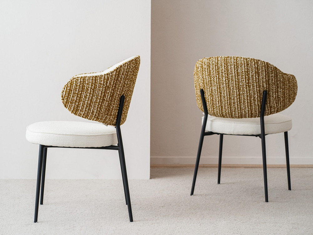 Mobel 6000: exclusivas sillas modernas Cloe por VP Interiorismo, elegancia en blanco y mostaza con patas de metal negro
