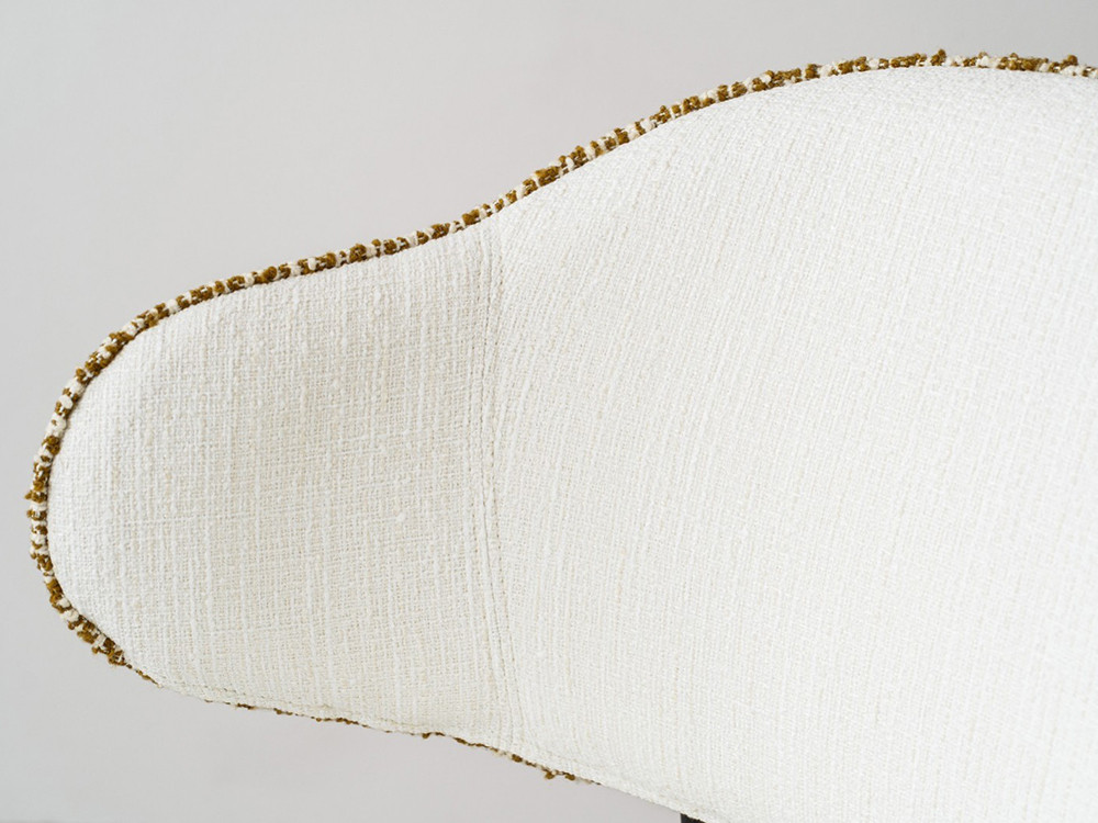 Sillas modernas para comedor Cloe por VP Interiorismo: maestría en textil blanco y mostaza disponible en Mobel 6000
