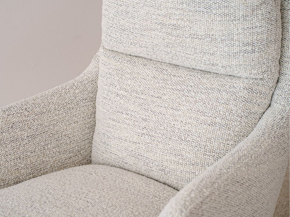Muebles de salón modernos: butaca giratoria de VP Interiorismo, elegancia en textil mezclilla beige gris en Madrid