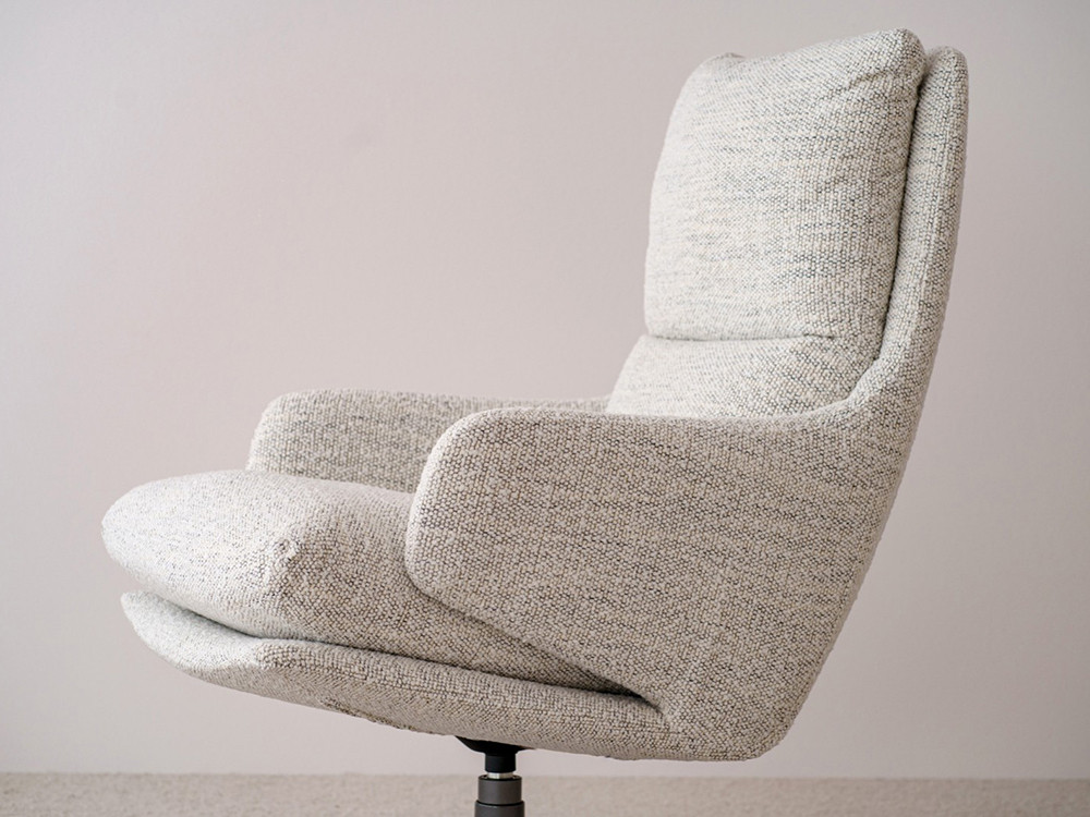Mobel 6000: exclusiva butaca de diseño por VP Interiorismo, elegancia giratoria en tejido mezclilla beige gris para el hogar