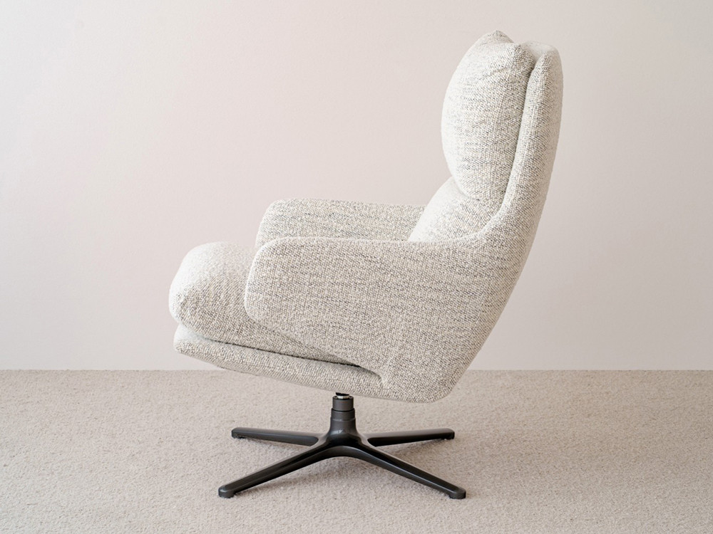 Butacas modernas para salón: modelo giratorio de VP Interiorismo en acabado mezclilla beige gris disponible en Mobel 6000
