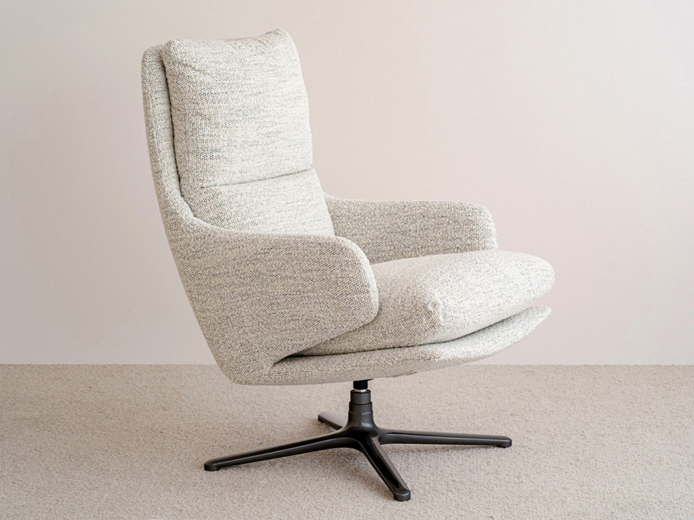 Butacas salón modernas de VP Interiorismo: butaca giratoria tapizada en textil mezclilla beige gris en Mobel 6000